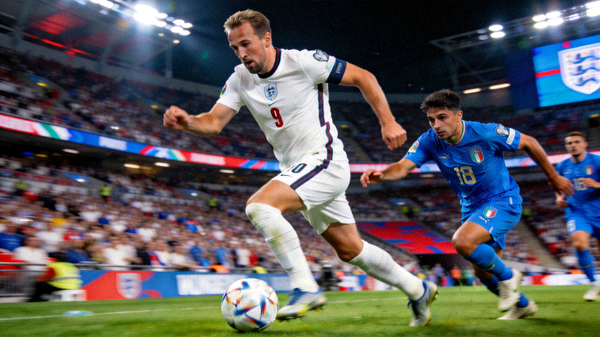 B组小组赛：英格兰迎战意大利，球员带球突破的瞬间